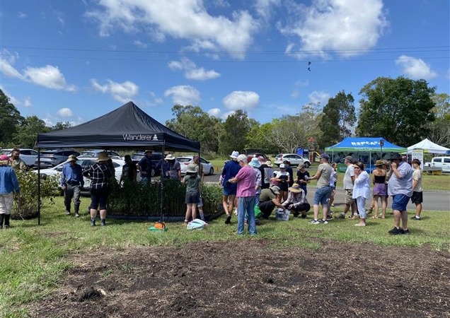 Volunteers at the tree planting working bee.